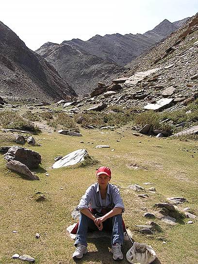 Старший научный сотрудник, к. б. н. Елена Гуськова в горах Адж-Богдо на юге Монголии 
