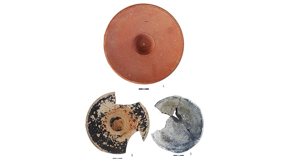 Раскопки позволили обнаружить черепки чернолаковой посуды из Аттики, амфор, в которых привозили вино и масло из крупных греческих городов, и даже остатки алтарей с изображениями богов
