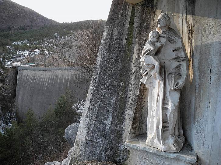 Памятник жертвам гидротехнической катастрофы на плотине Вайонт (Италия) в октябре 1963 года. Фото автора