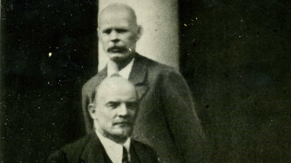 Владимир Ленин (на переднем плане) и первый глава Петроградской комиссии по улучшению быта ученых (ПетроКУБУ) Максим Горький