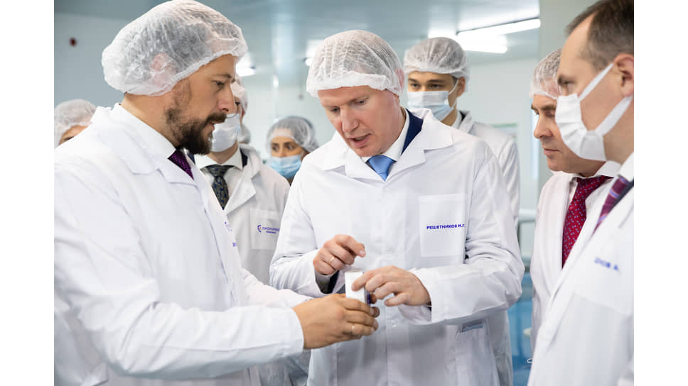 Исполнительный директор АО «Биохимик» Дмитрий Земсков (на фото слева) демонстрирует министру продукцию, выпускаемую на модернизированной таблеточной линии