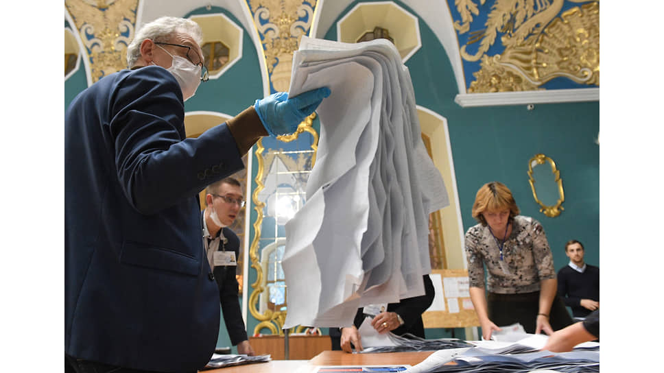 Государственная монополия на избирательный процесс приводит к тому, что все российские регионы становятся сферой применения профессионального мастерства тех, кто допущен и вовлечен в выборный процесс