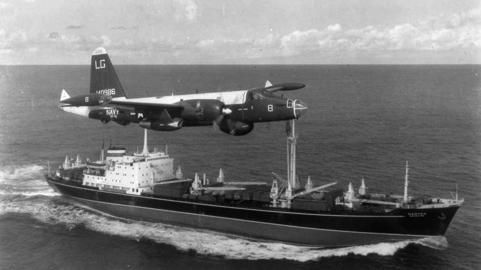 Американский Локхид P-2 «Нептун» патрулирует советское грузовое судно