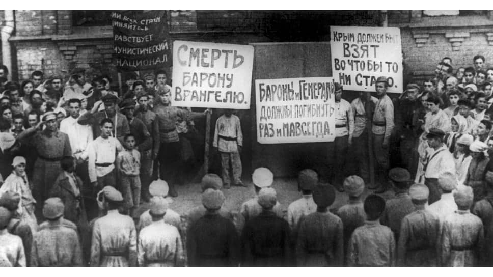 Митинг красноармейцев, отправляющихся на борьбу с частями Врангеля. Южный фронт, 1920 год

