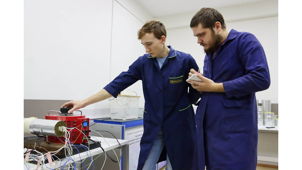 Сотрудники лаборатории «Умные наноматериалы» КГЭУ магистрант Артур Акбуляков и студент 4-го курса Максим Крайков демонстрируют стенд для исследования температурного режима материала
