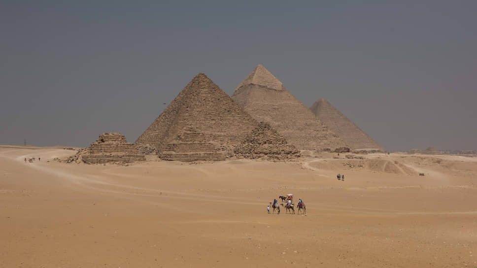 Туризм, в том числе посещение пирамид,— одна из важнейших статей дохода для Египта