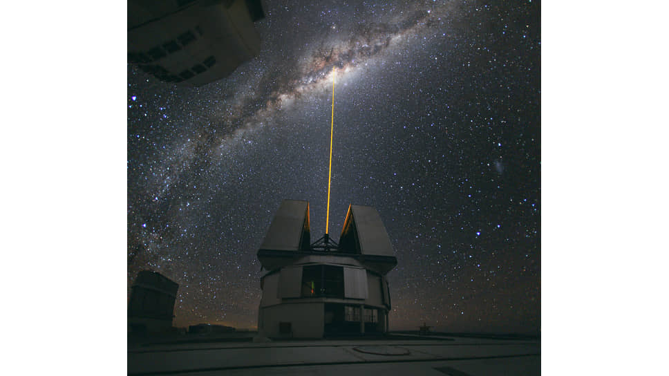 Чтобы иметь контрольный источник света, астрономы лучом лазера зажигают в небе искусственную «звезду»