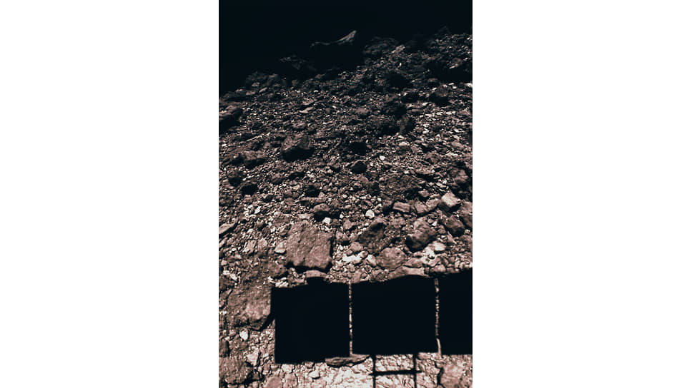Снимок поверхности астероида Рюгу, сделанный с космического зонда «Хаябуса-2». Затемнения — тень от солнечных батарей