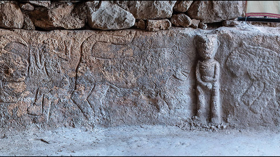 Каменная плита с мужской фигурой в окружении леопардов и быка была найдена летом 2022 года в Месопотамии. По предварительным оценкам, датируется 10–11-м тысячелетием до нашей эры