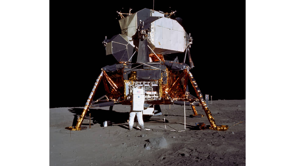 Астронавт Эдвин Одрин распаковывает экспериментальное оборудование из лунного модуля миссии Apollo 11 (20 июля 1969 года)