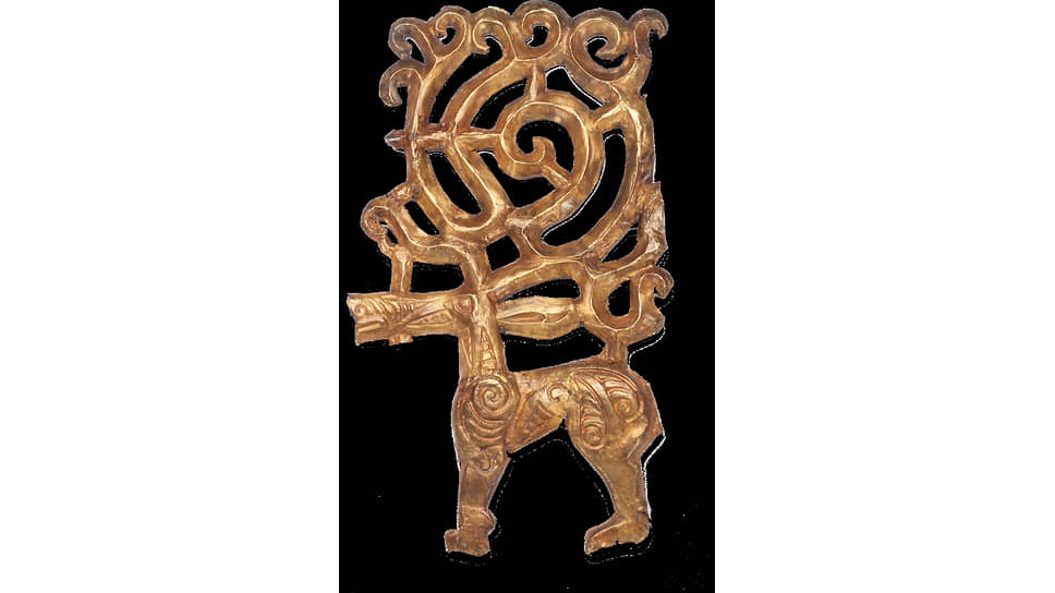 Деревянная фигура оленя, окованная золотыми пластинами, на подставке, покрытой серебряными пластинами. Фонды Уфимского федерального исследовательского центра РАН