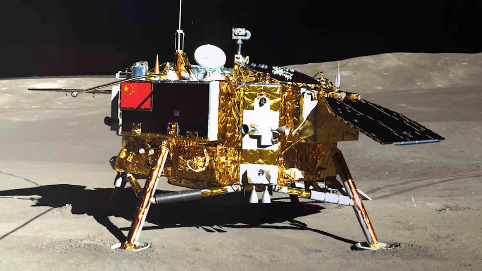 На снимке, сделанном луноходом «Юйту-2» («Нефритовый кролик-2») 11 января 2019 года, виден спускаемый аппарат «Чанъэ-4»