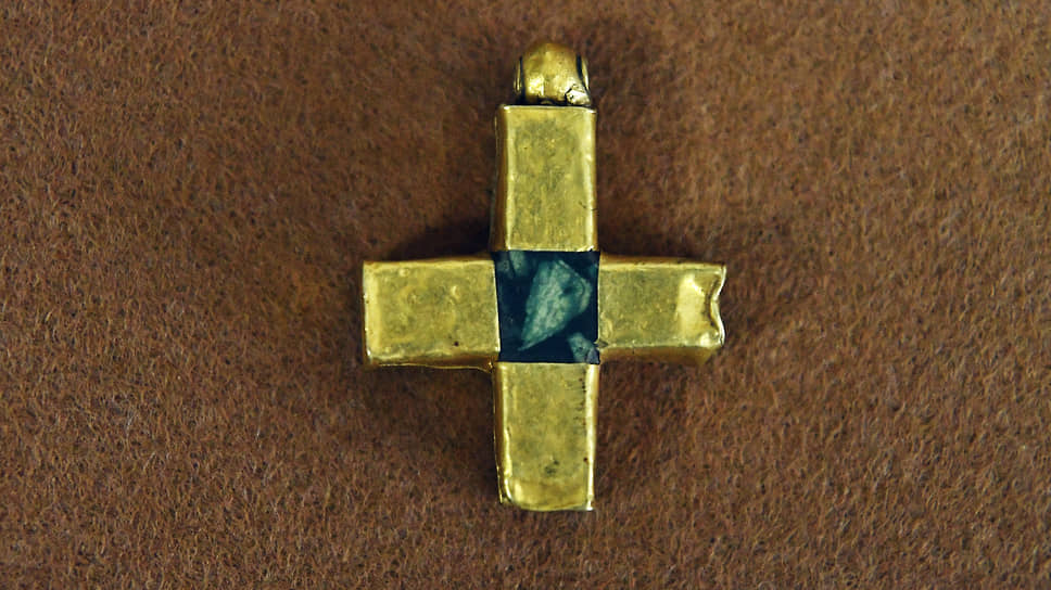 Крест-«корсунчик» XII-XIII веков из порфирита с золотыми обкладками лопастей. Импорт, предположительно, Византия
