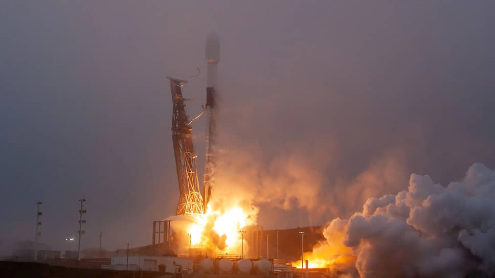 Запуск первых десяти спутников нулевого транша 2 апреля 2023 года с базы космических сил Ванденберг в Калифорнии ракетой-носителем Falcon 9