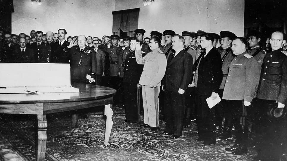 На Тегеранской конференции Уинстон Черчилль вручил Иосифу Сталину подарок короля «Меч Сталинграда»