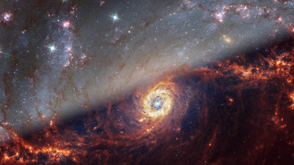 Одна и та же галактика (NGC 1672) глазами телескопа «Хаббл» (запущен в 1990 году) — слева вверху и телескопа «Уэбб» — справа внизу