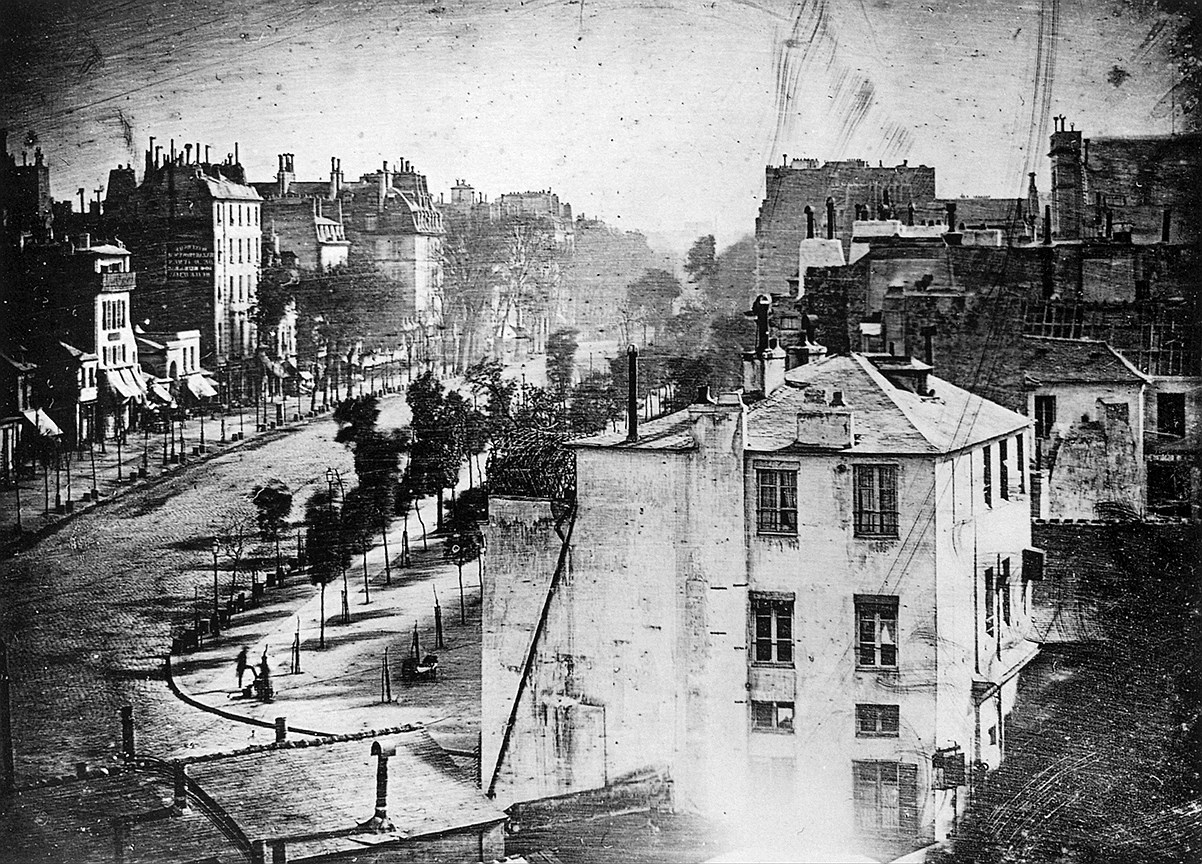 Сделанная Луи Дагером первая из известных ныне фотографий. Бульвар дю Тампль, Париж, 1838 г.