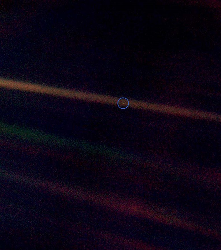 Снимок планеты Земля, известный как Pale Blue Dot, &quot;голубое пятнышко&quot; (англ.). Сделан аппаратом Voyager-1 с рекордного расстояния.