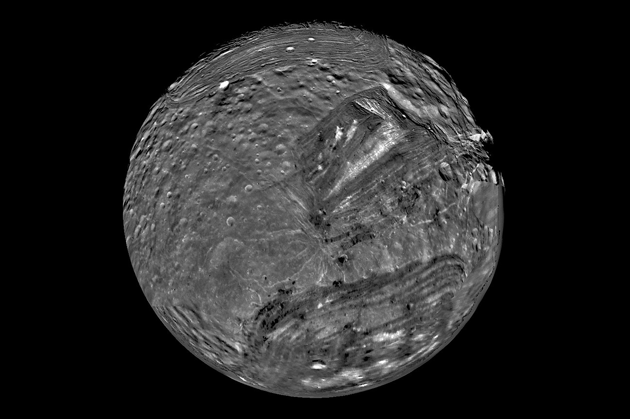 Спутник Урана - Миранда, снятый аппаратом Voyager-2