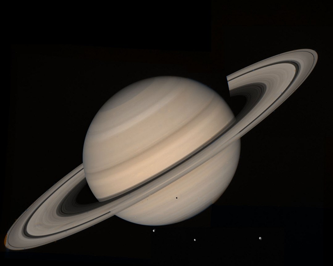 Сатурн и его спутники, снятые аппаратом Voyager-1