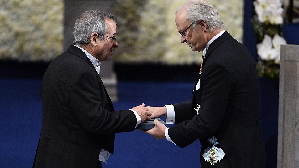 Американо-израильский ученый Арье Варшель (слева) во время вручения Нобелевской премии, 2013 год