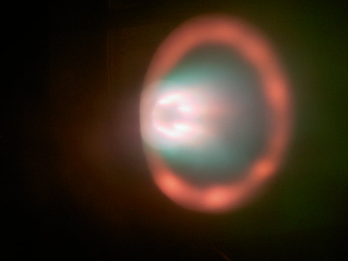 Фото горения дугового разряда с медного катода (непосредственно процесс синтеза наночастиц оксида меди) при разных режимах