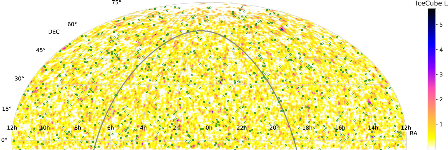 Карта неба. Чем темнее (от белого к желтому-красному-синему-черному), тем больше вероятность прихода нейтрино из данного направления. Квазары показаны зелеными кружками. Внимательный глаз может заметить, что зеленые кружки предпочитают не находиться в белых областях