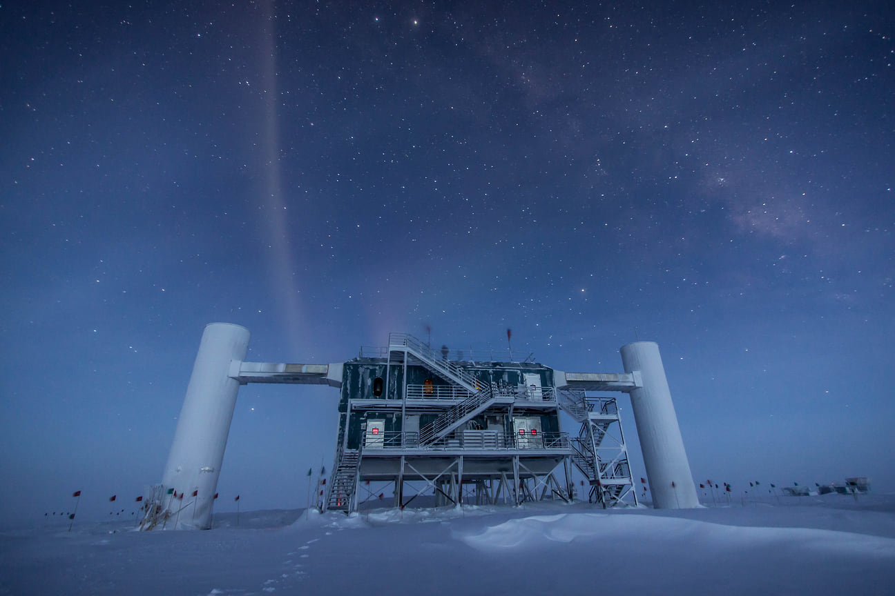 Подледная нейтринная обсерватория IceCube в Антарктиде