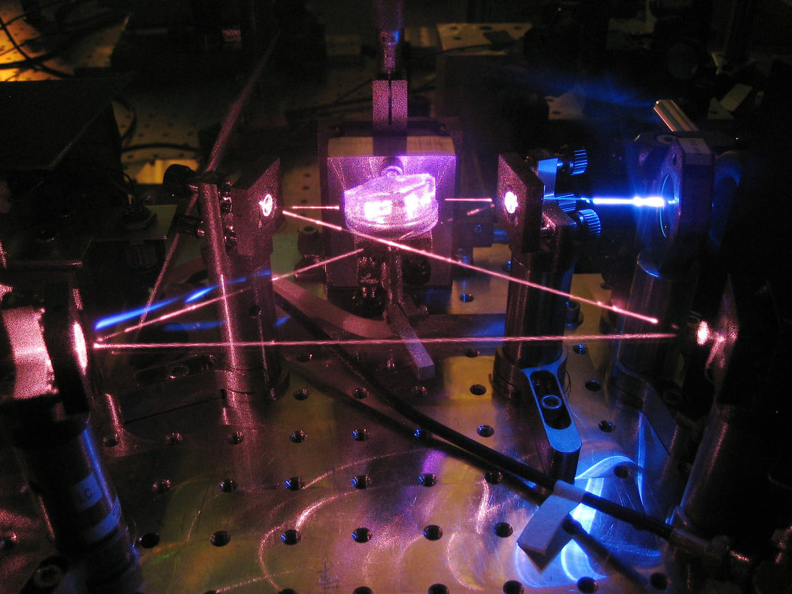 В РХТУ вырастили нелинейно-оптические кристаллы внутри стекла при помощи лазера