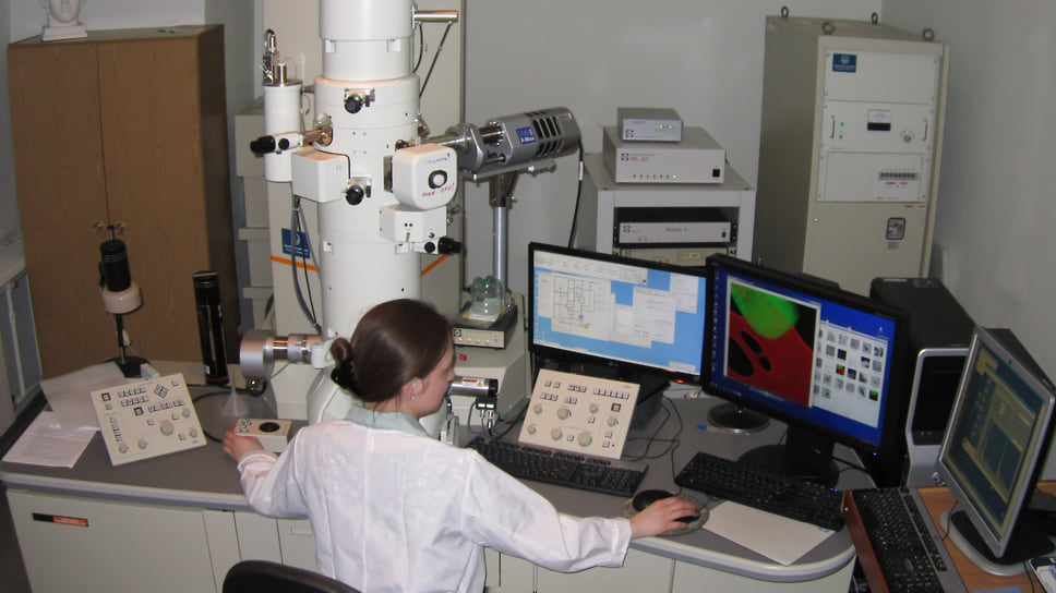Лаборатория электронной микроскопии биологического факультета МГУ, работа за аналитическим ТЭМ (трансмиссионным электронным микроскопом) с функцией томографии