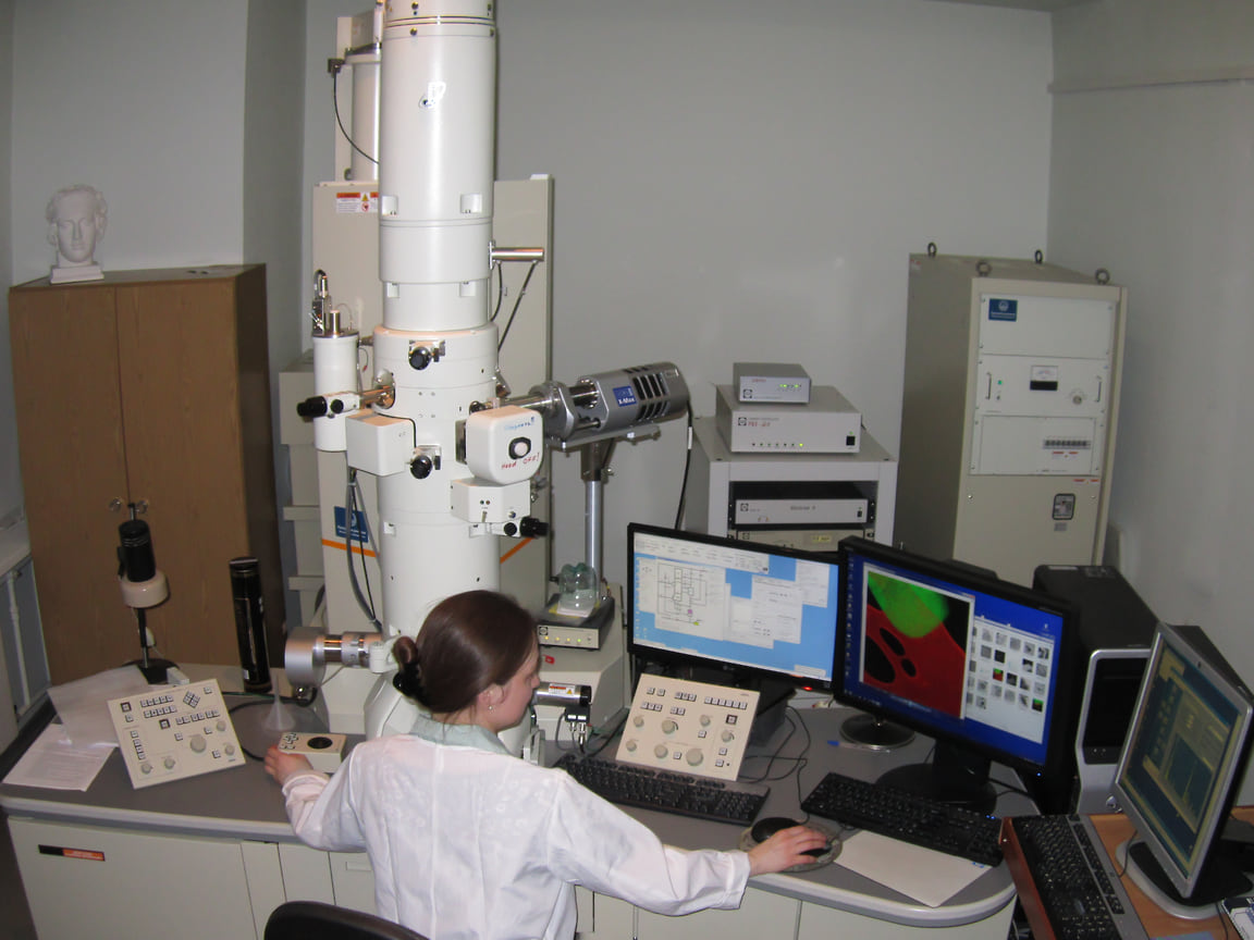 Лаборатория электронной микроскопии биологического факультета МГУ, работа за аналитическим ТЭМ (трансмиссионным электронным микроскопом) с функцией томографии