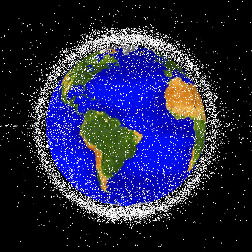 По разным оценкам, в настоящее время на околоземных орбитах находится около 7 тыс. тонн космического мусора