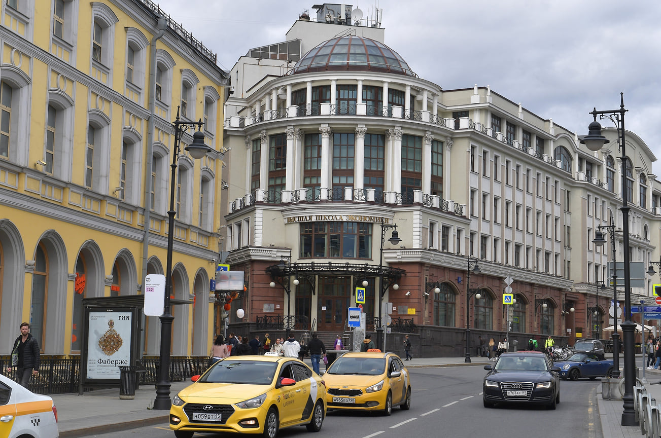Здание Высшей школы экономики (ВШЭ) на улице Мясницкая в Москве