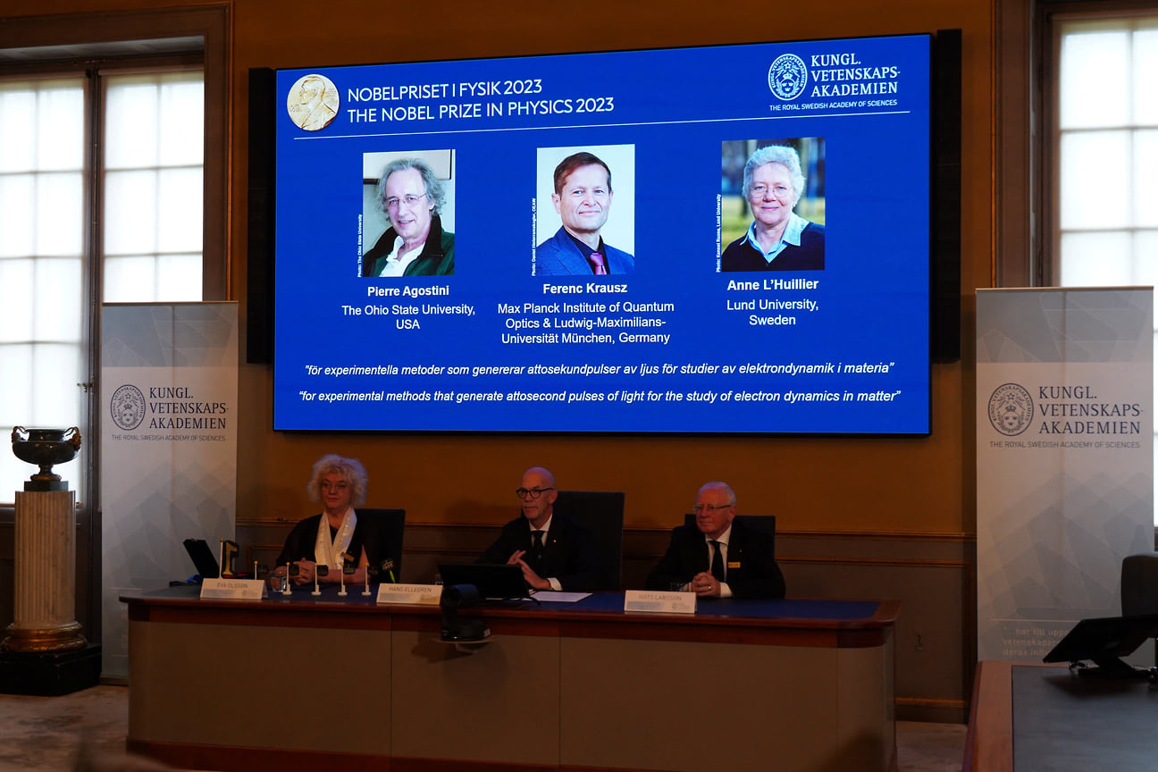 Лауреаты Нобелевской премии по физике 2023 года ученые Пьер Агостини, Ференц Краус и Ан Люйе. Стокгольм, Швеция, 3 октября 2023 года