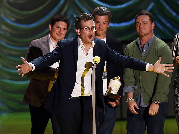 Сценарист Джон Грин и актеры из фильма «Виноваты звезды» (The Fault in Our Stars) во время церемонии вручения премии телеканала MTV Movie Awards 2015 года