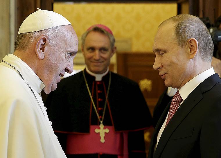 Президент России Владимир Путин (справа) и папа римский Франциск (слева)