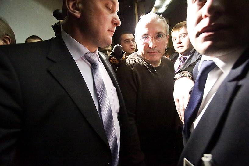 Бывший председатель правления НК ЮКОС Михаил Ходорковский (в центре)