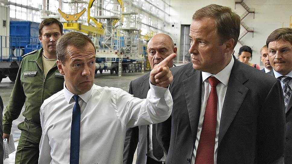Председатель правительства России Дмитрий Медведев (слева) и директор &quot;Роскосмоса&quot; Игорь Комаров (справа)
