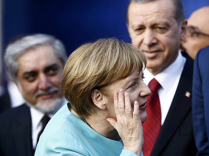 Канцлер Германии Ангела Меркель. За ней: слева — министр иностранных дел Афганистана Абдулла Абдулла, справа — президент Турции Реджеп Тайип Эрдоган

