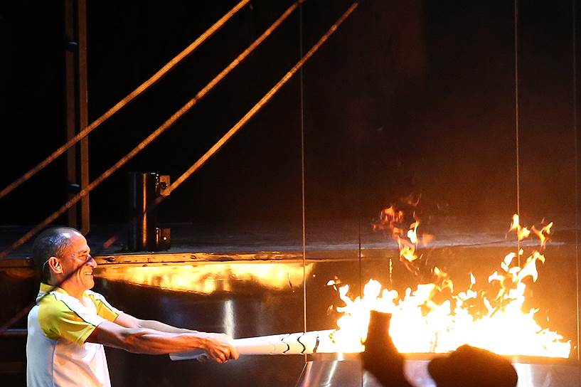 Бразильский марафонец Вандерлей Кордейру зажег огонь XXXI летних Олимпийских игр