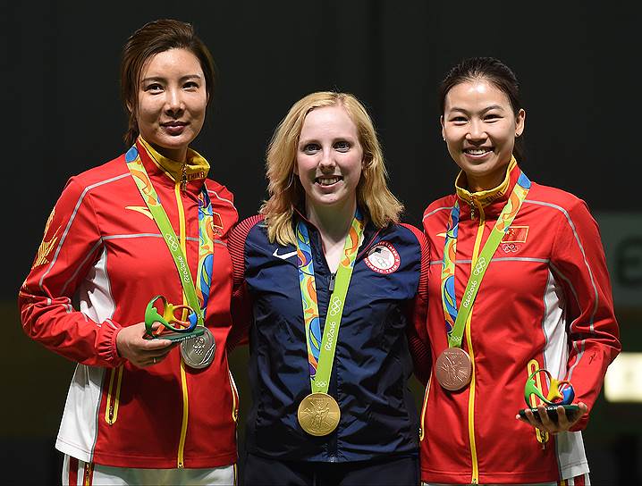 Американская спортсменка Вирджиния Трэшер (в центре)