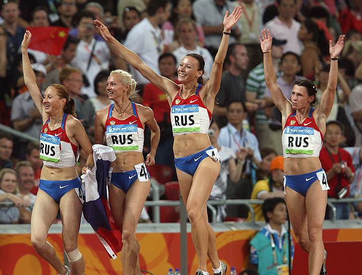Российские легкоатлетки Юлия Чермошанская (вторая слева), Александра Федорива (вторая справа), Евгения Полякова (справа), Юлия Гущина (слева) после финиша в женской эстафете 4 по 100 метров на Олимпиаде в Пекине
