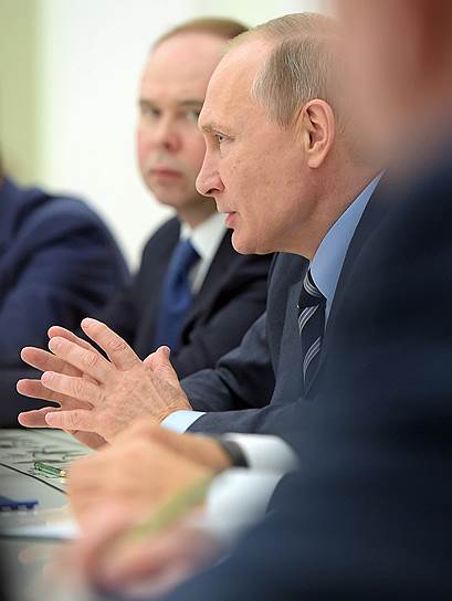 Руководитель администрации президента России Антон Вайно (слева) и президент России Владимир Путин (справа)