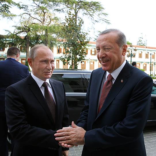 Президент РФ Владимир Путин (слева) и президент Турции Реджеп Тайип Эрдоган (справа)
