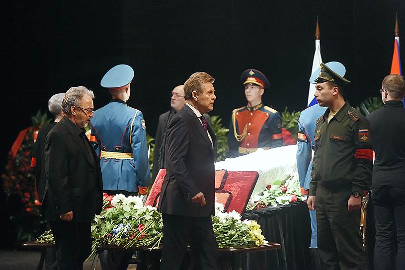 Певец Лев Лещенко (в центре) на церемонии прощания с актером Владимиром Зельдиным