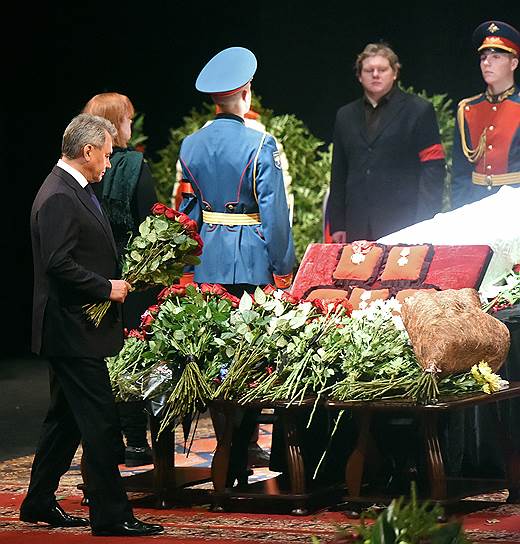 Министр обороны России Сергей Шойгу на церемонии прощания с актером Владимиром Зельдиным