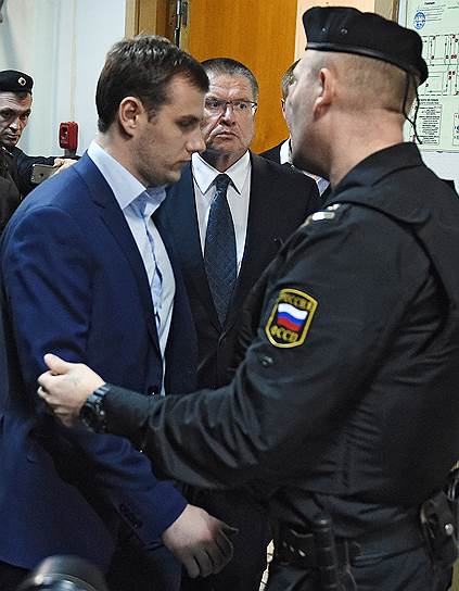 Бывший министр экономического развития России Алексей Улюкаев (в центре)