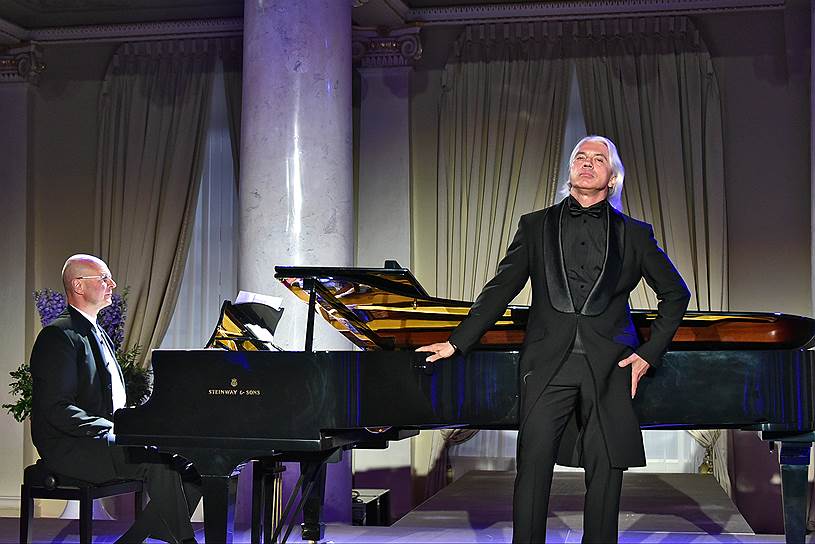 Оперный певец Дмитрий Хворостовский (справа)