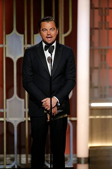 Актер Леонардо Ди Каприо вручает одну из наград