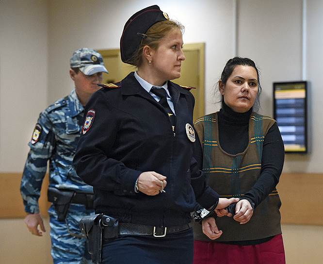 Няня Гюльчехра Бобокулова (справа), обвиняемая в убийстве 4-летней девочки